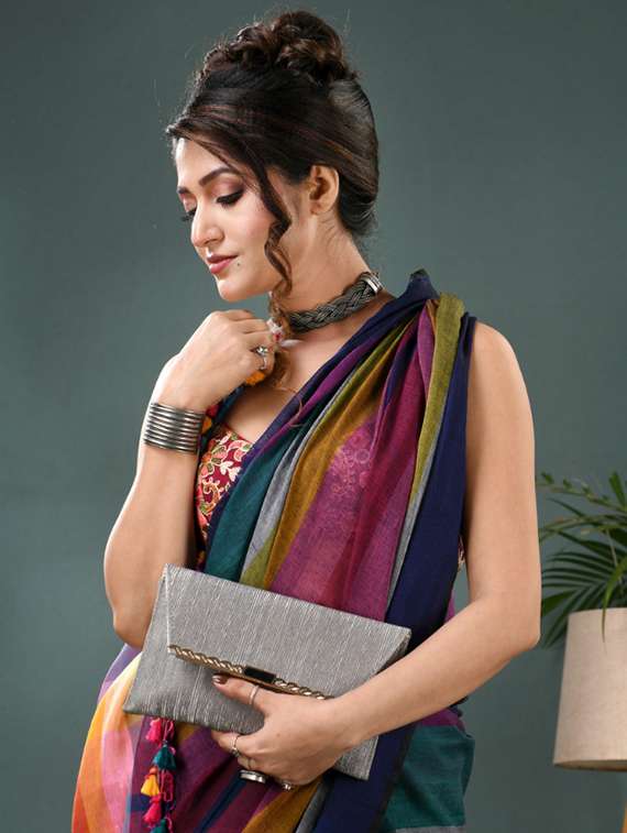 women striped handloom saree - 22036989 - Standard Image - 3