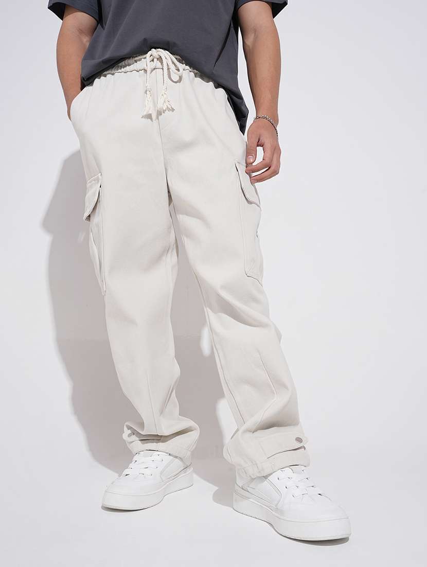 men solid low rise relaxed fit cargo
