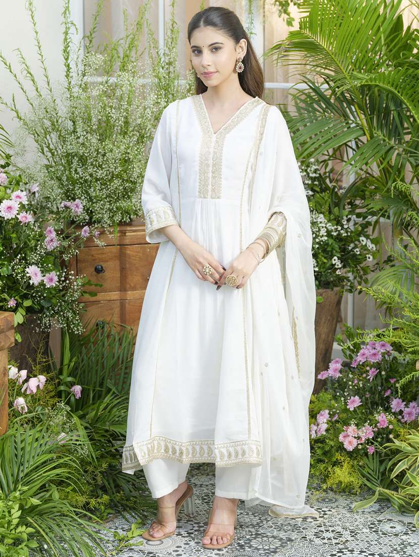 women embroidered kurta and pant with dupatta set - 22039771 - Standard Image - 5