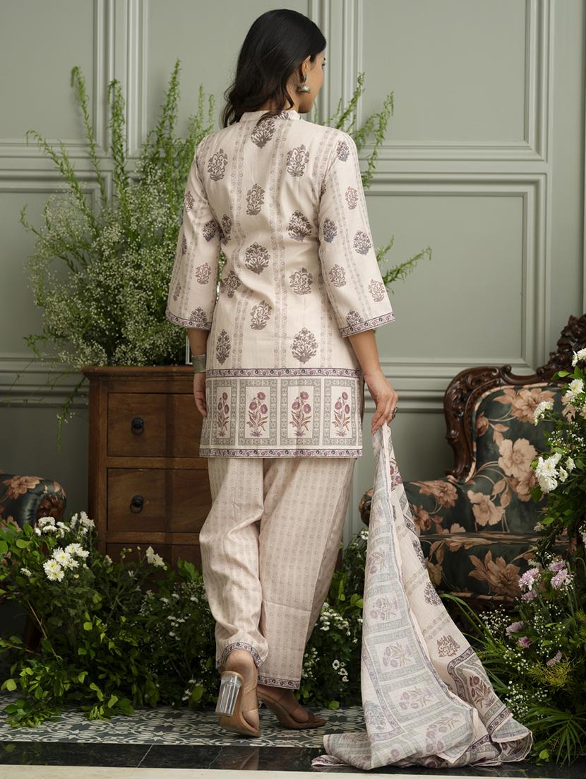 women peinted kurta and pant with dupatta set - 22039794 - Standard Image - 3