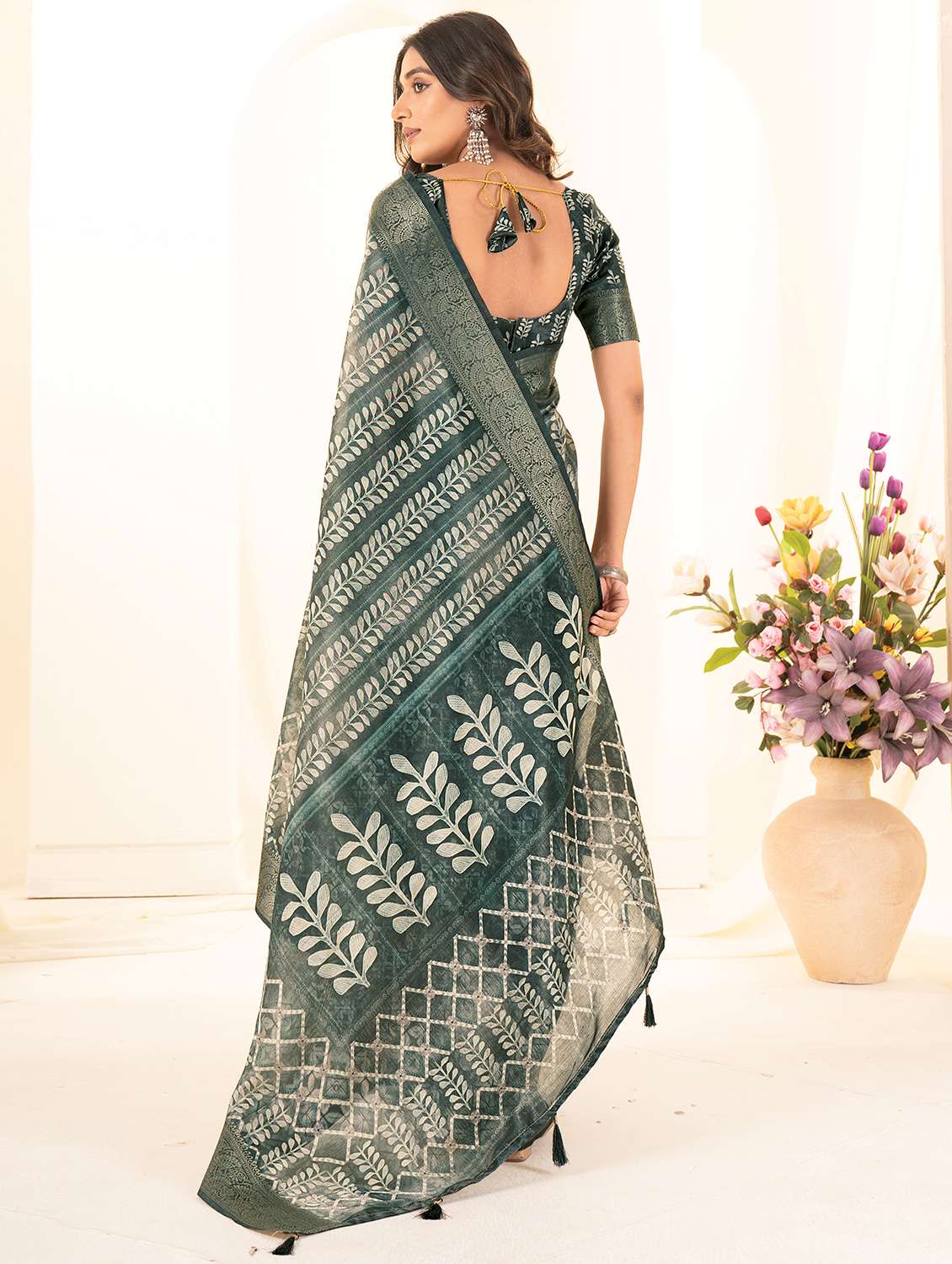 women printed bordered saree with blouse - 22041067 -  Standard Image - 3
