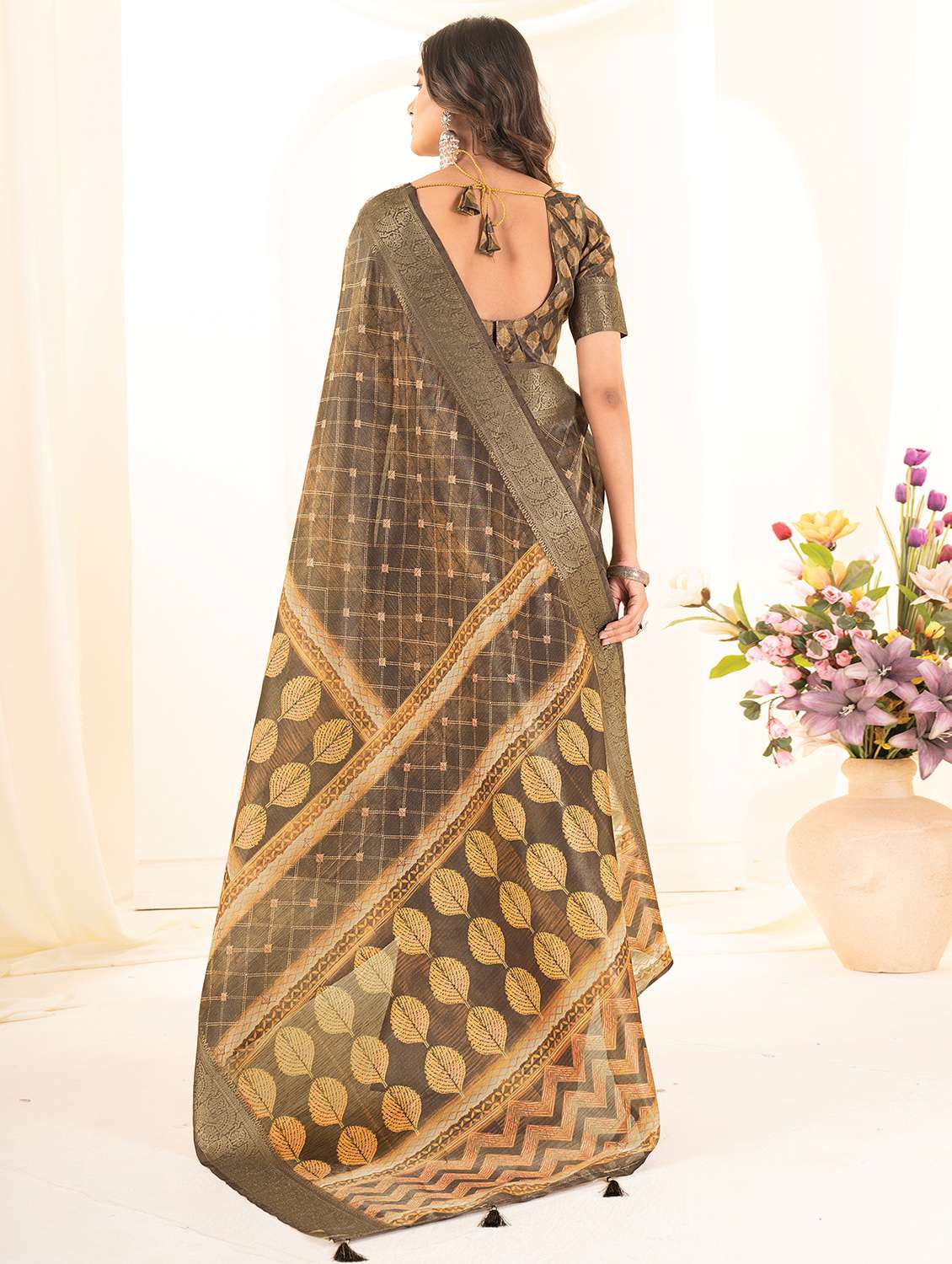 women printed bordered saree with blouse - 22041068 -  Standard Image - 3