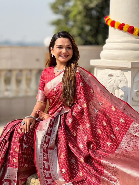 women self design banarasi saree with blouse - 22041093 - Standard Image - 5