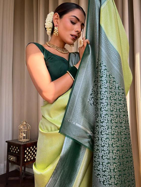 women self design banarasi saree with blouse - 22041100 - Standard Image - 3
