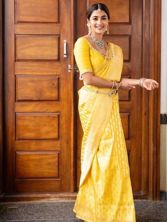 women self design banarasi saree with blouse