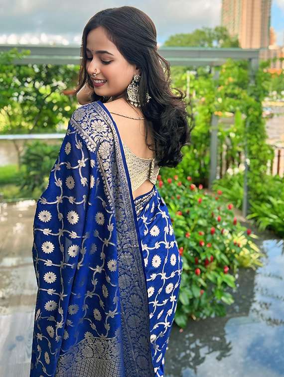 women self design banarasi saree with blouse - 22041446 - Standard Image - 3