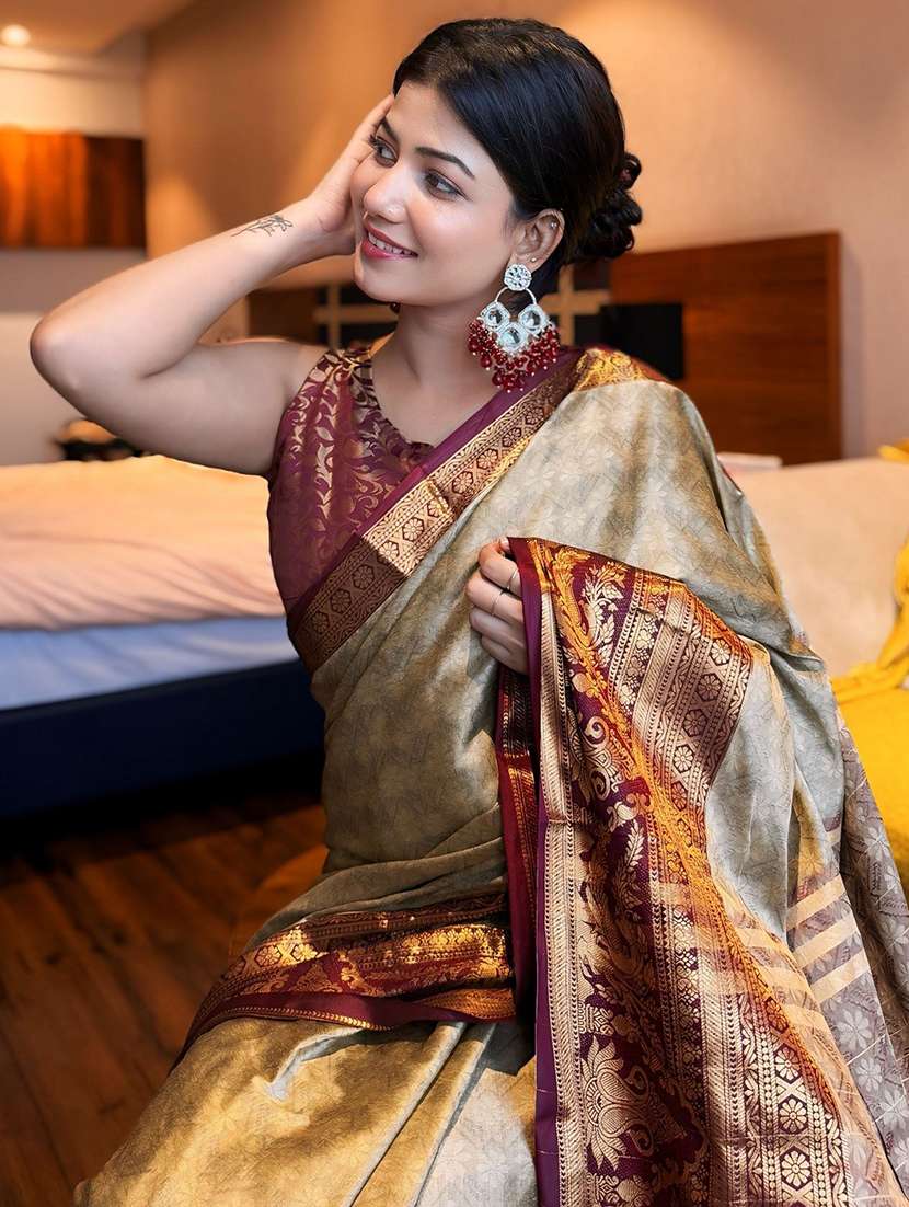 women self design bordered saree with blouse - 22041447 - Standard Image - 3