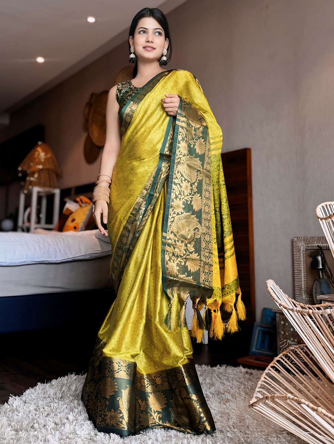 women self design bordered saree with blouse - 22041453 - Zoom Image - 0