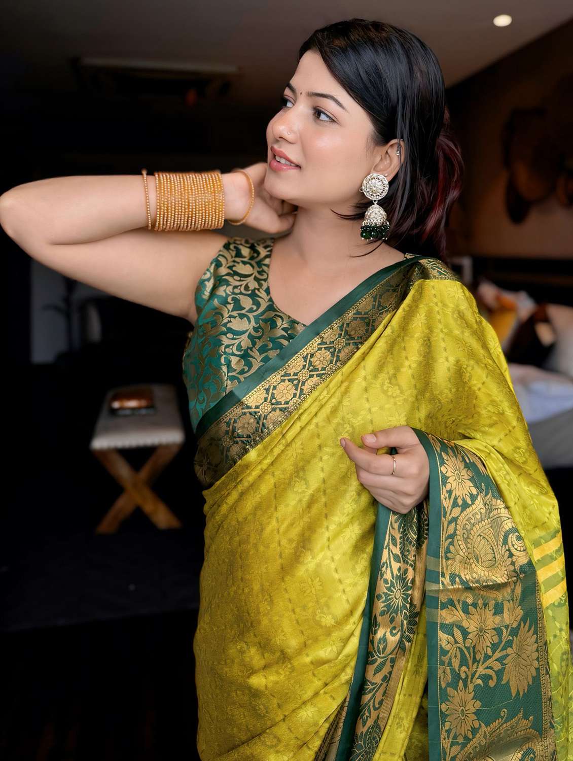 women self design bordered saree with blouse - 22041453 - Standard Image - 3