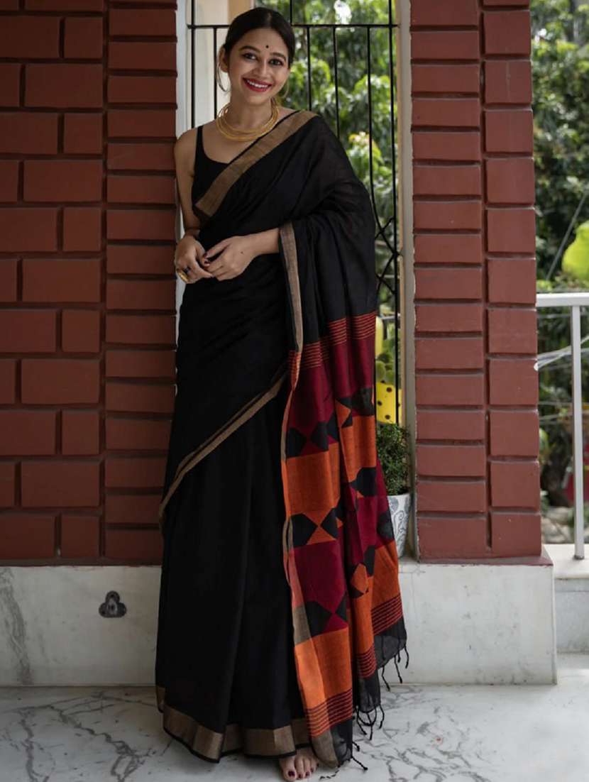 women solid with bordered handloom saree with blouse - 22041480 - Zoom Image - 0