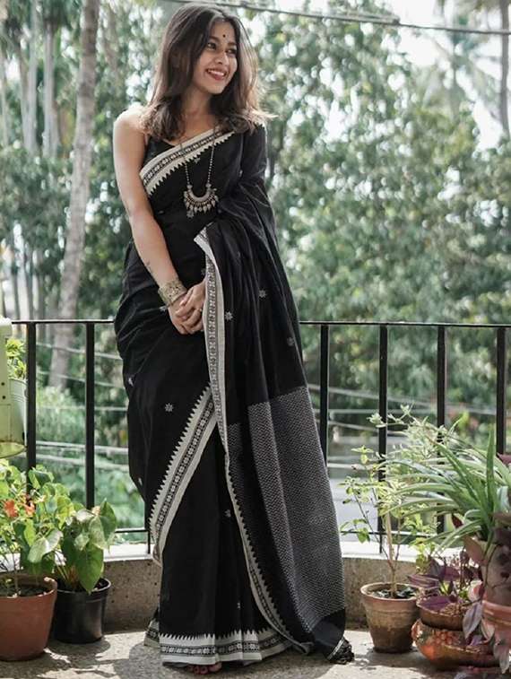 women self design handloom saree with blouse