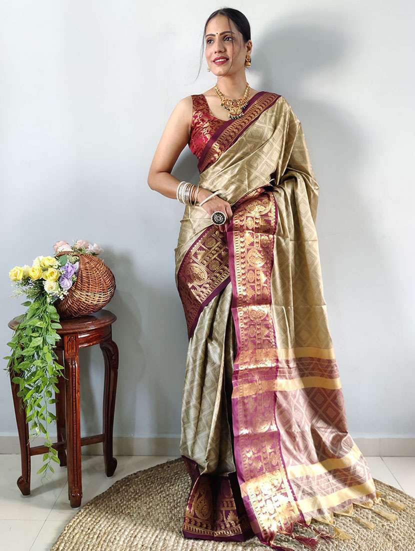women self design bordered saree with blouse - 22041492 - Zoom Image - 0