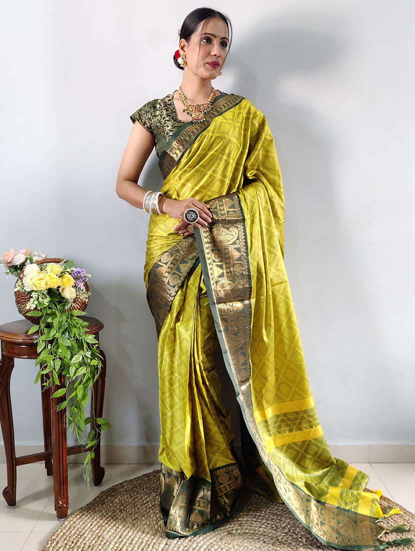 women self design bordered saree with blouse