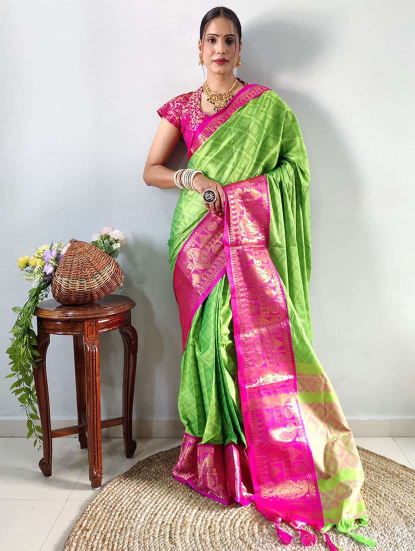 women self design bordered saree with blouse