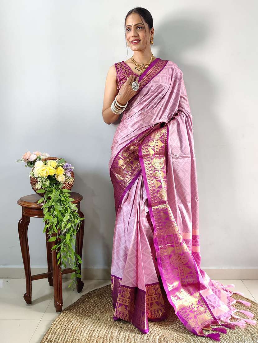 women self design bordered saree with blouse