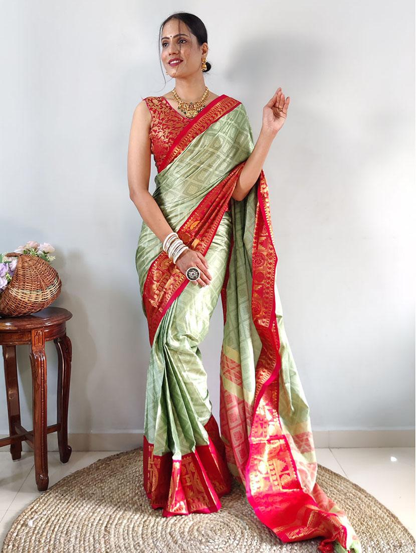 women self design bordered saree with blouse