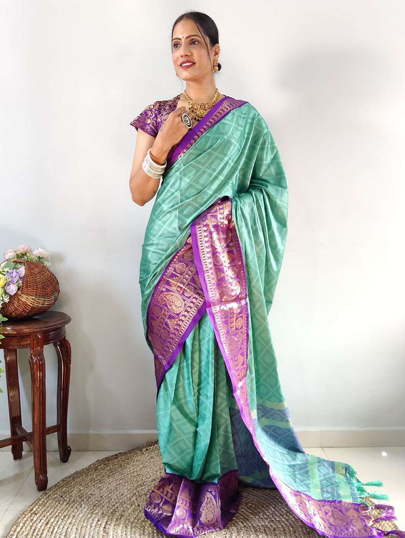 women self design bordered saree with blouse