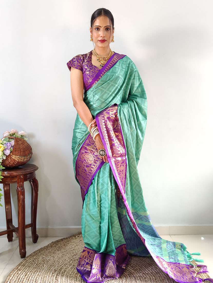 women self design bordered saree with blouse - 22041499 - Standard Image - 3