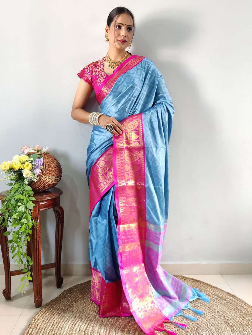women self design bordered saree with blouse