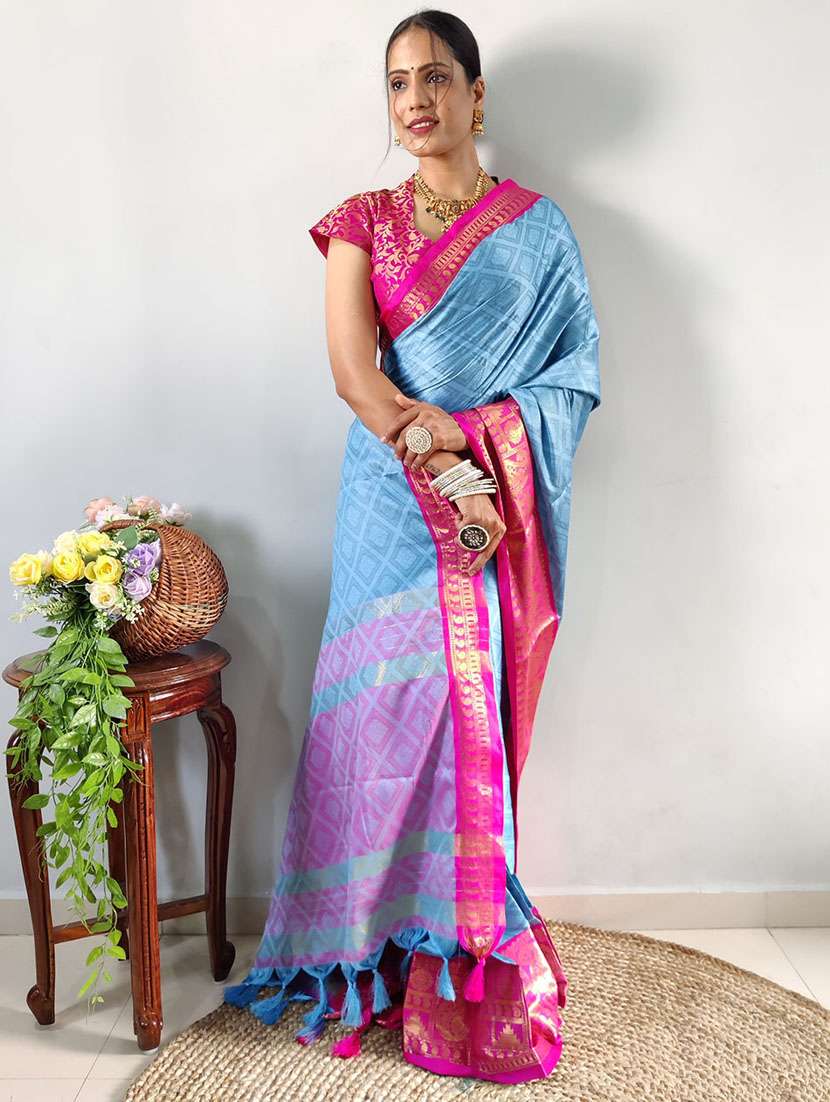 women self design bordered saree with blouse - 22041500 - Standard Image - 3