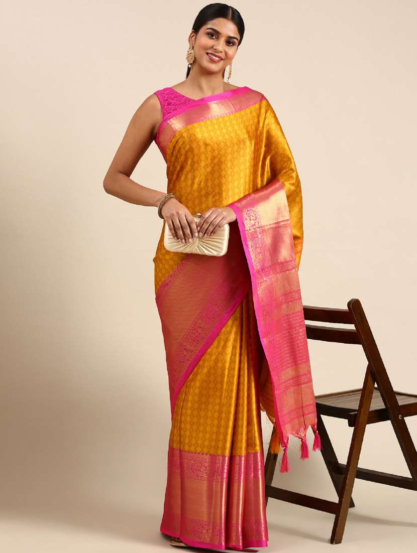 women self design bordered saree with blouse