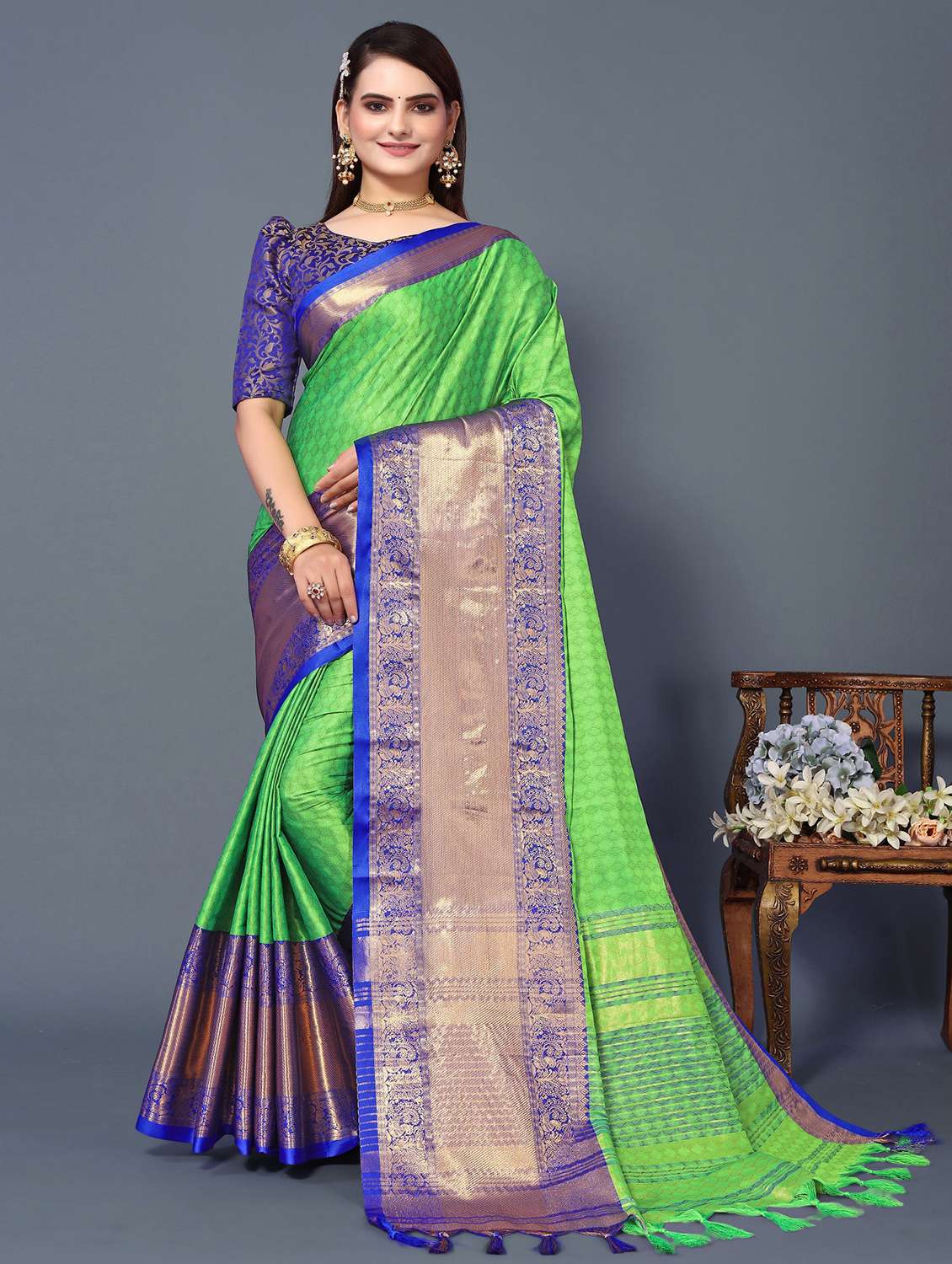 women self design bordered saree with blouse - 22041521 - Zoom Image - 0