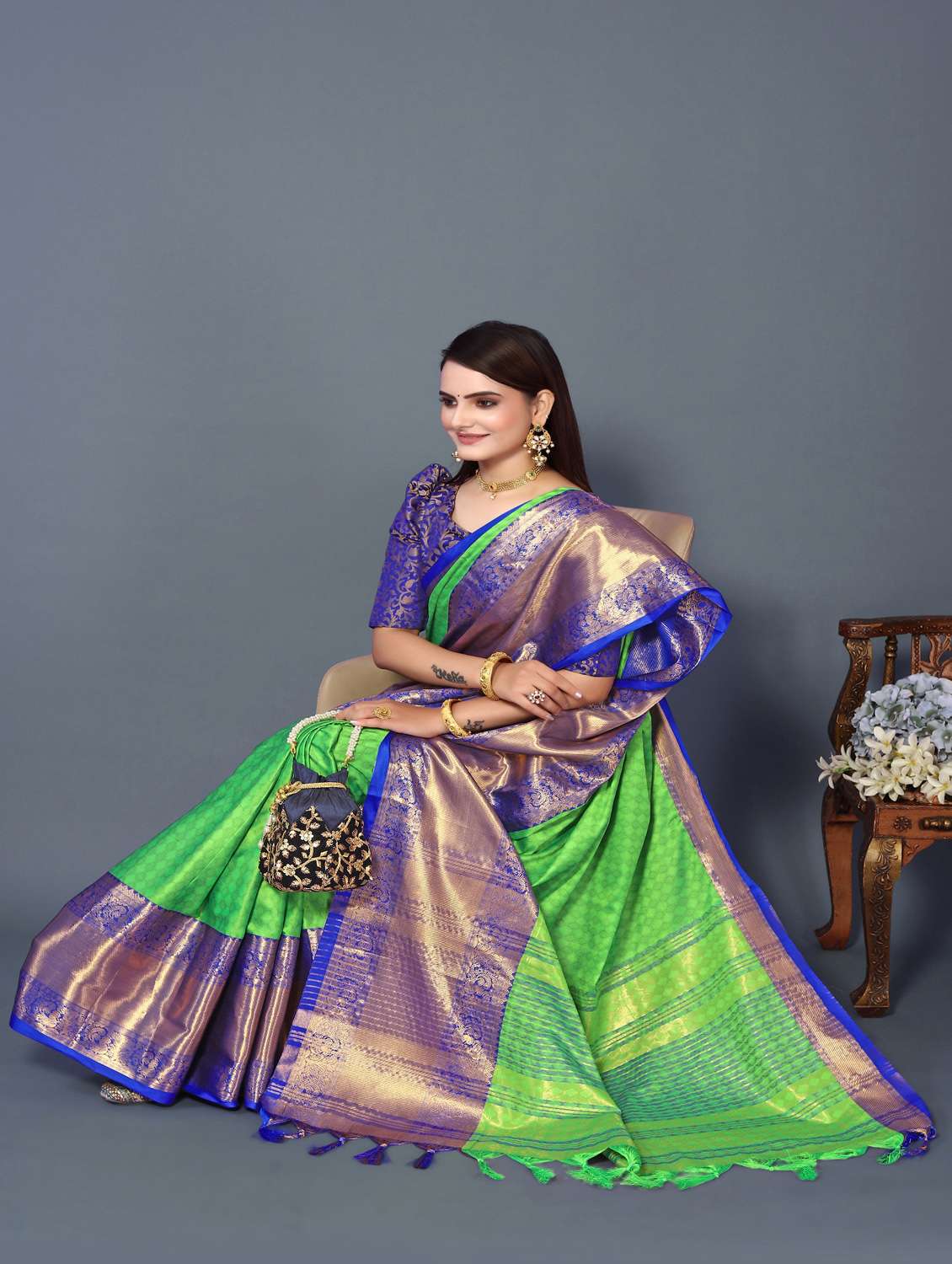 women self design bordered saree with blouse - 22041521 - Standard Image - 3