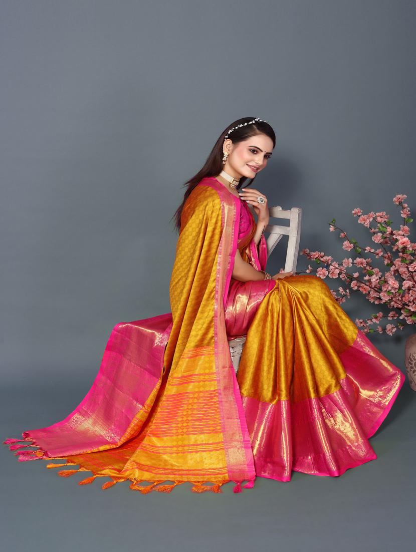 women self design bordered saree with blouse - 22041523 - Standard Image - 3