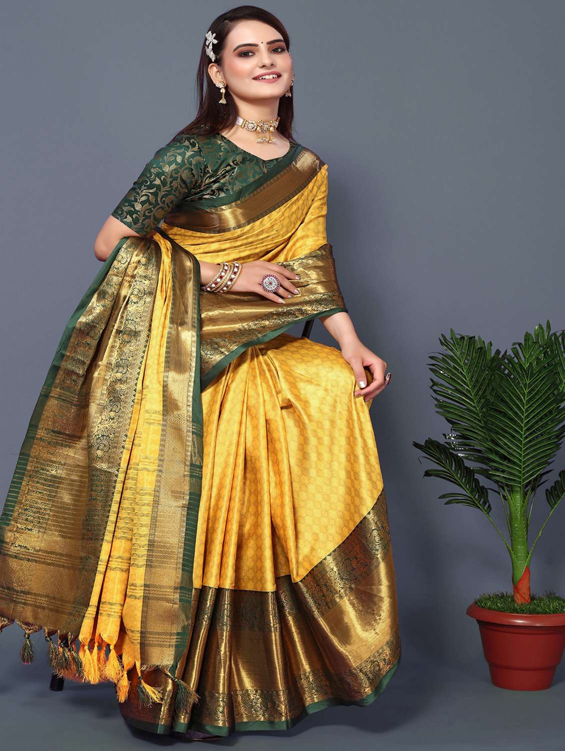 women self design bordered saree with blouse - 22041528 - Standard Image - 3