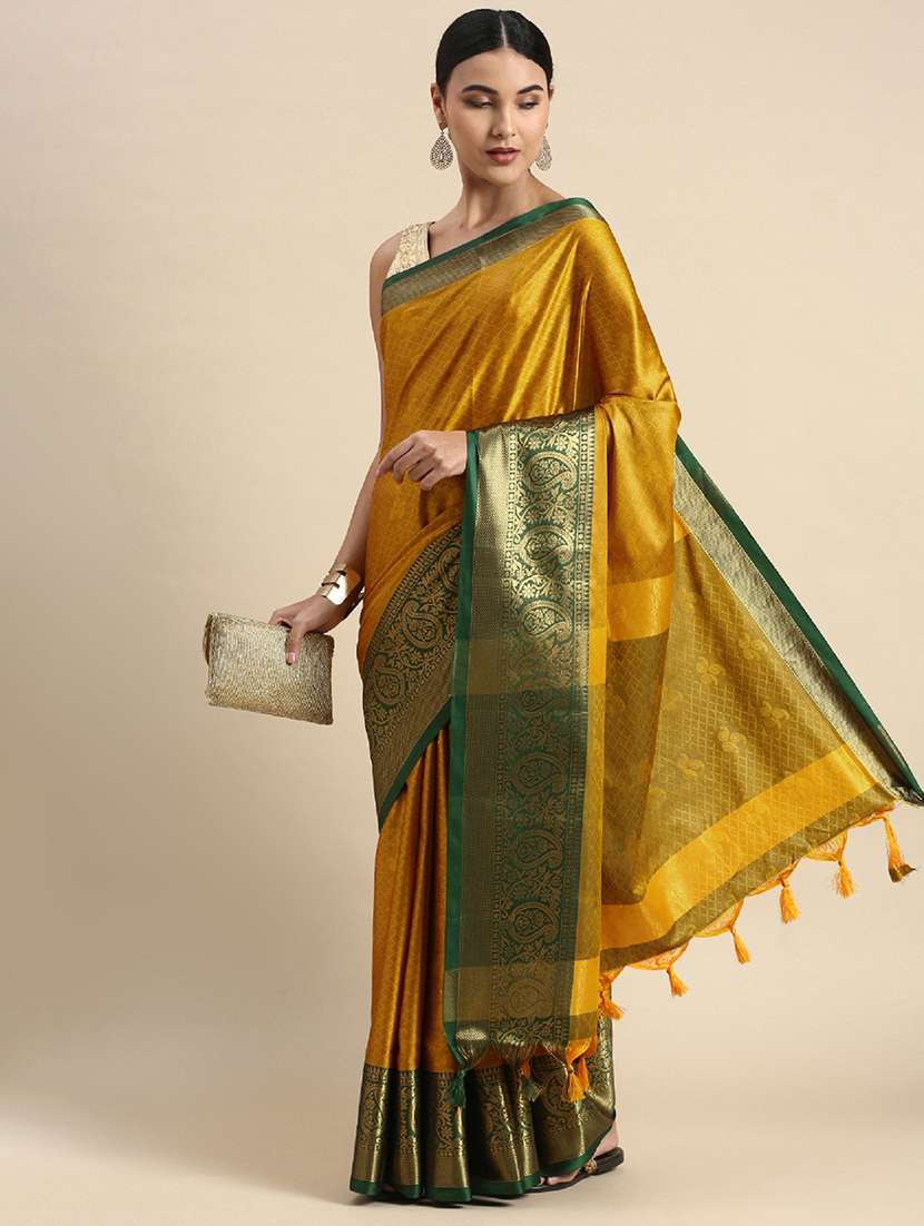 women self design bordered saree with blouse