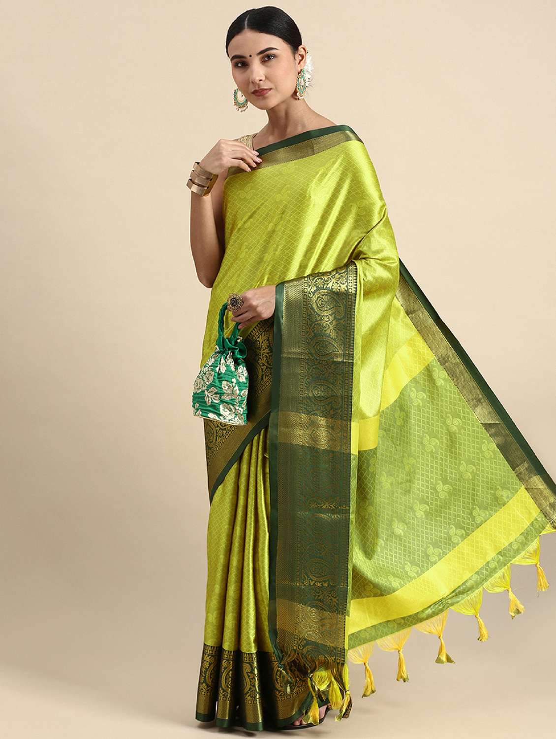 women self design bordered saree with blouse