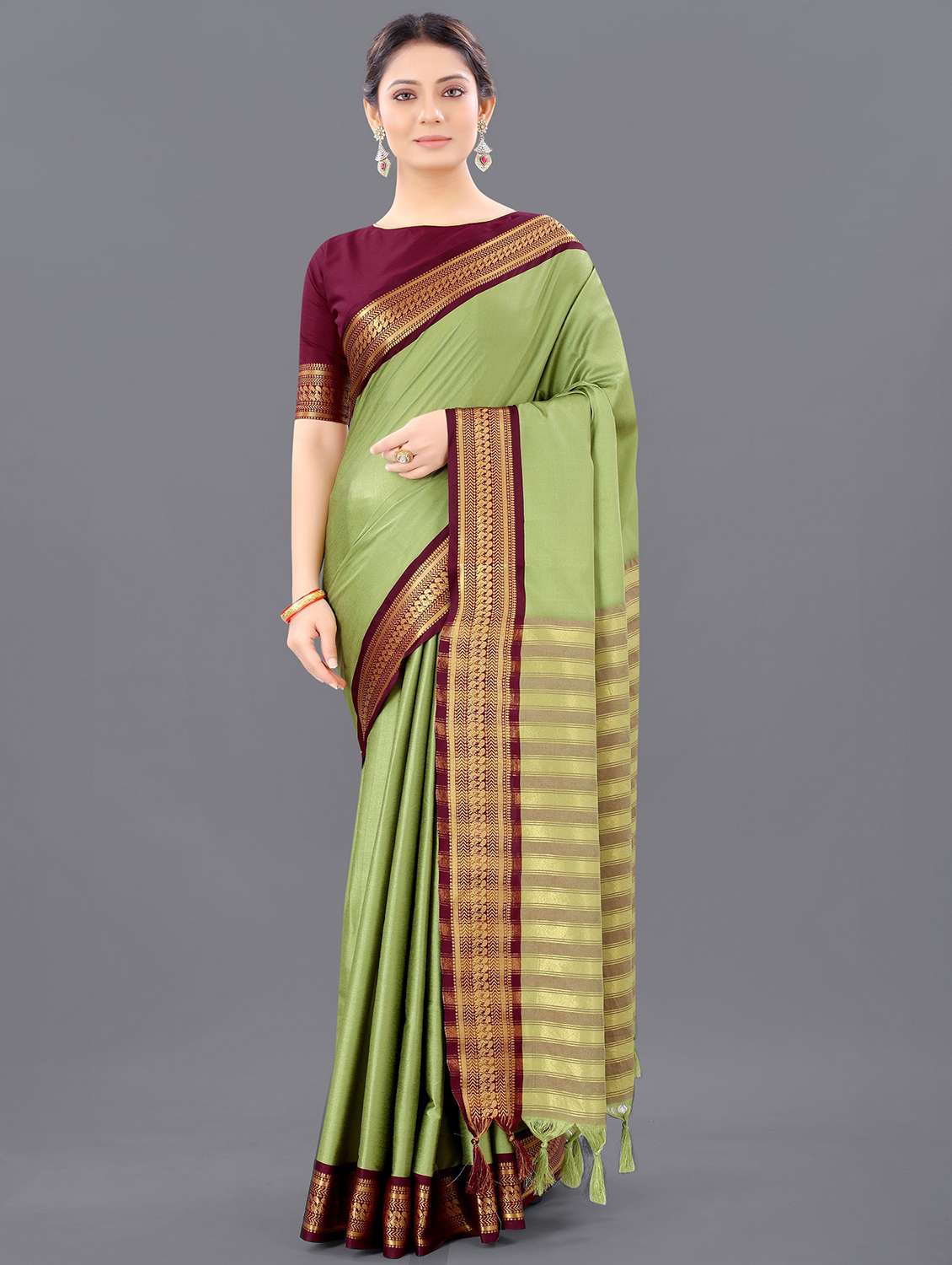 women solid with bordered saree with blouse