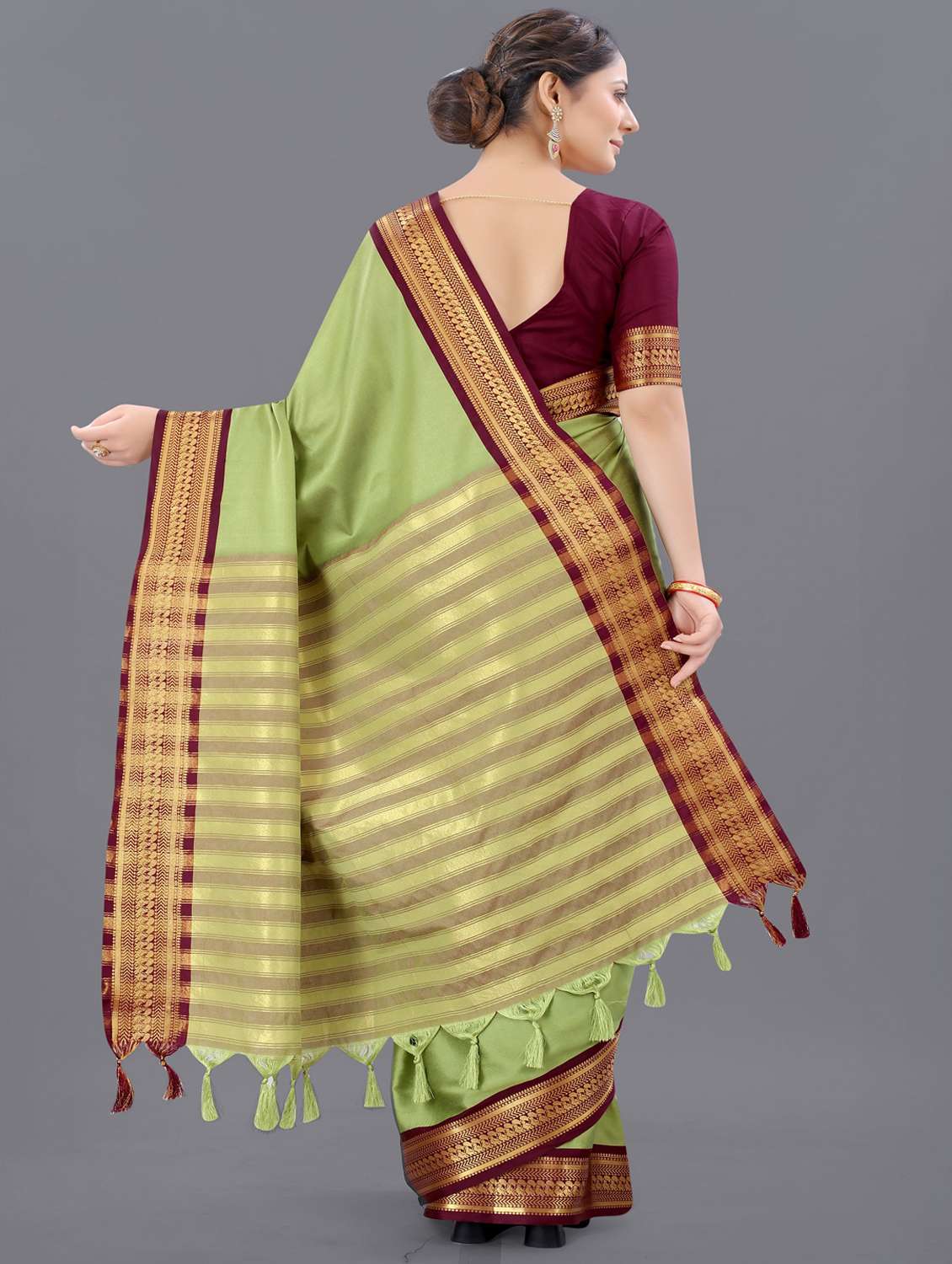 women solid with bordered saree with blouse - 22041570 - Standard Image - 3