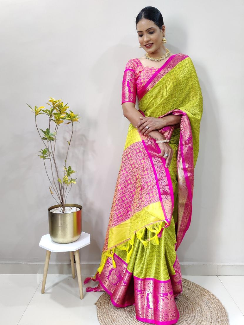 women self design bordered saree with blouse - 22041587 - Standard Image - 3