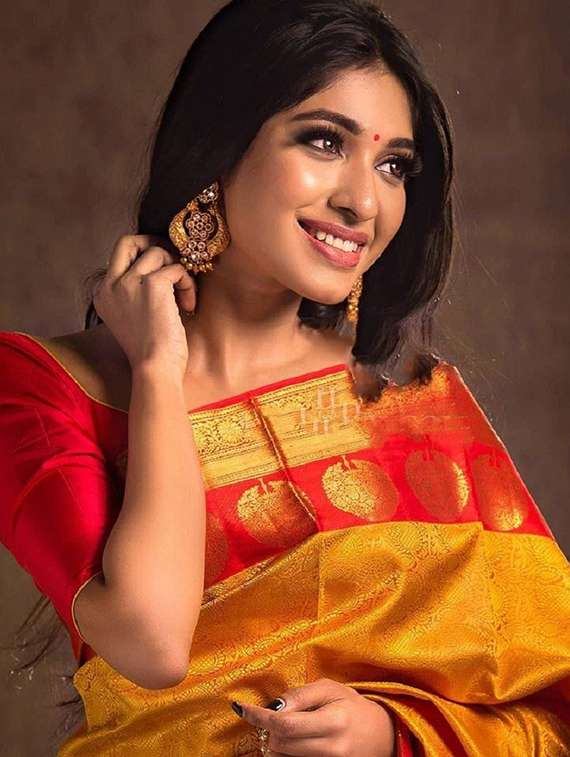 women self design banarasi saree with blouse - 22041593 -  Standard Image - 3