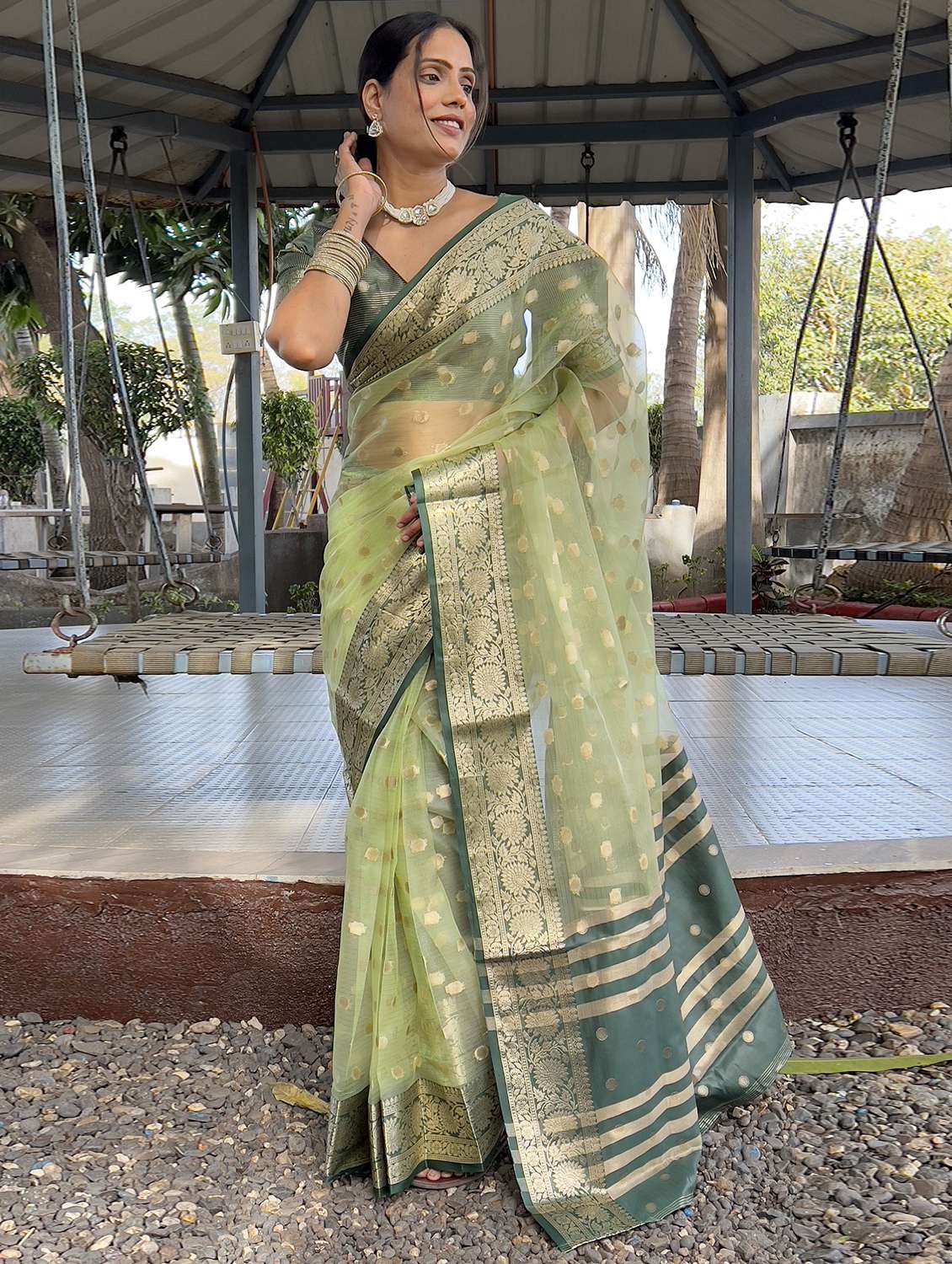 women self design bordered saree with blouse - 22041608 - Standard Image - 3