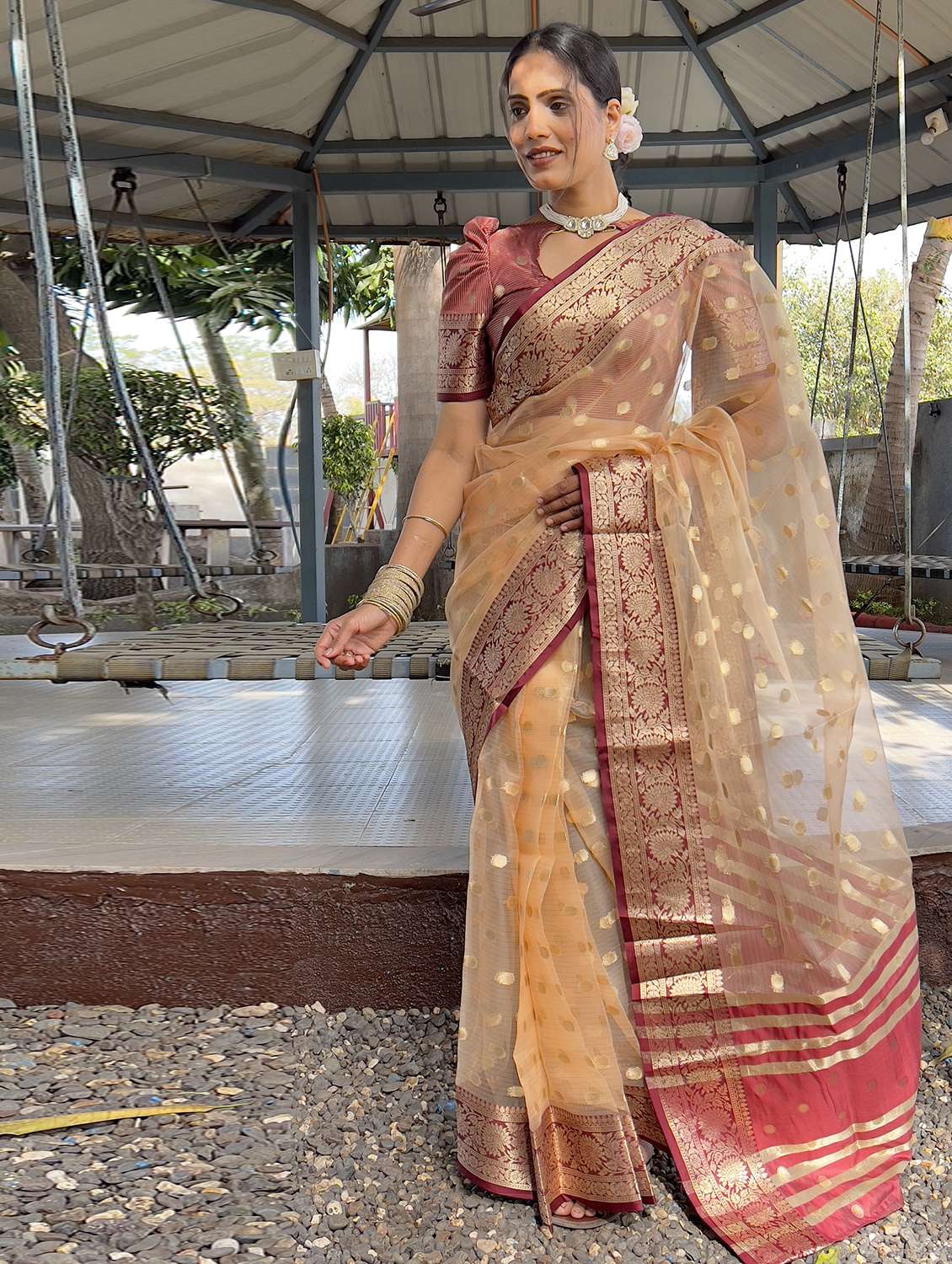 women self design bordered saree with blouse - 22041609 - Standard Image - 3