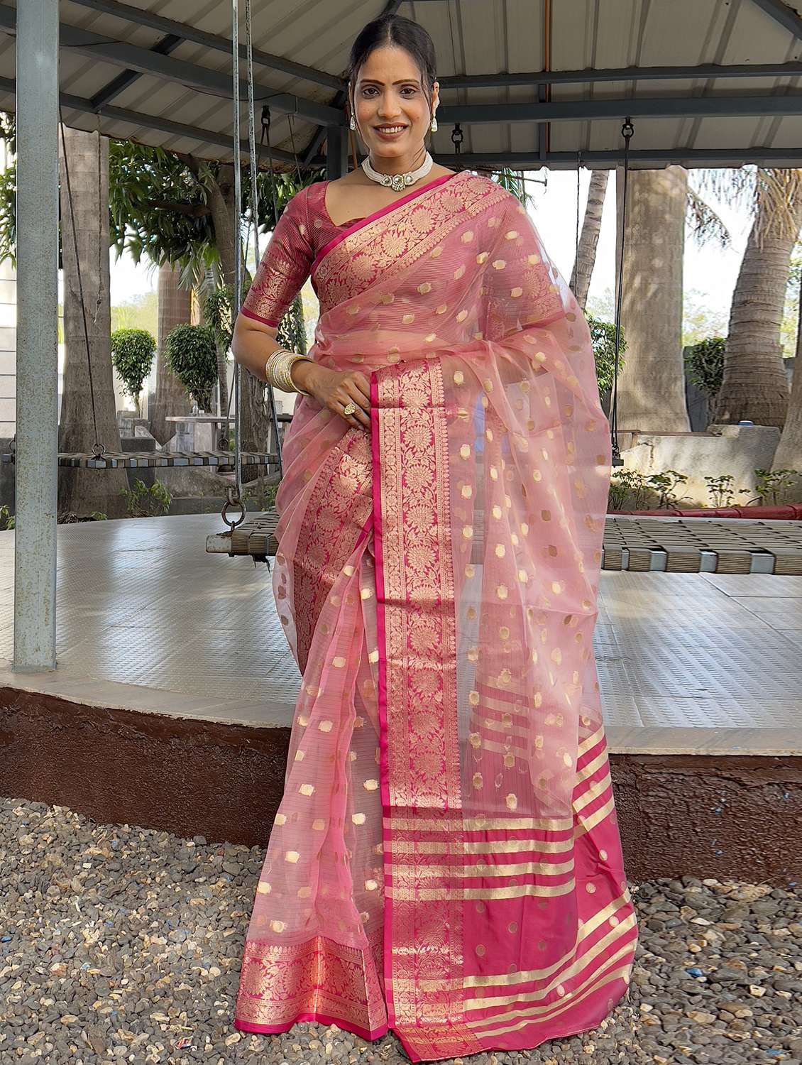 women self design bordered saree with blouse