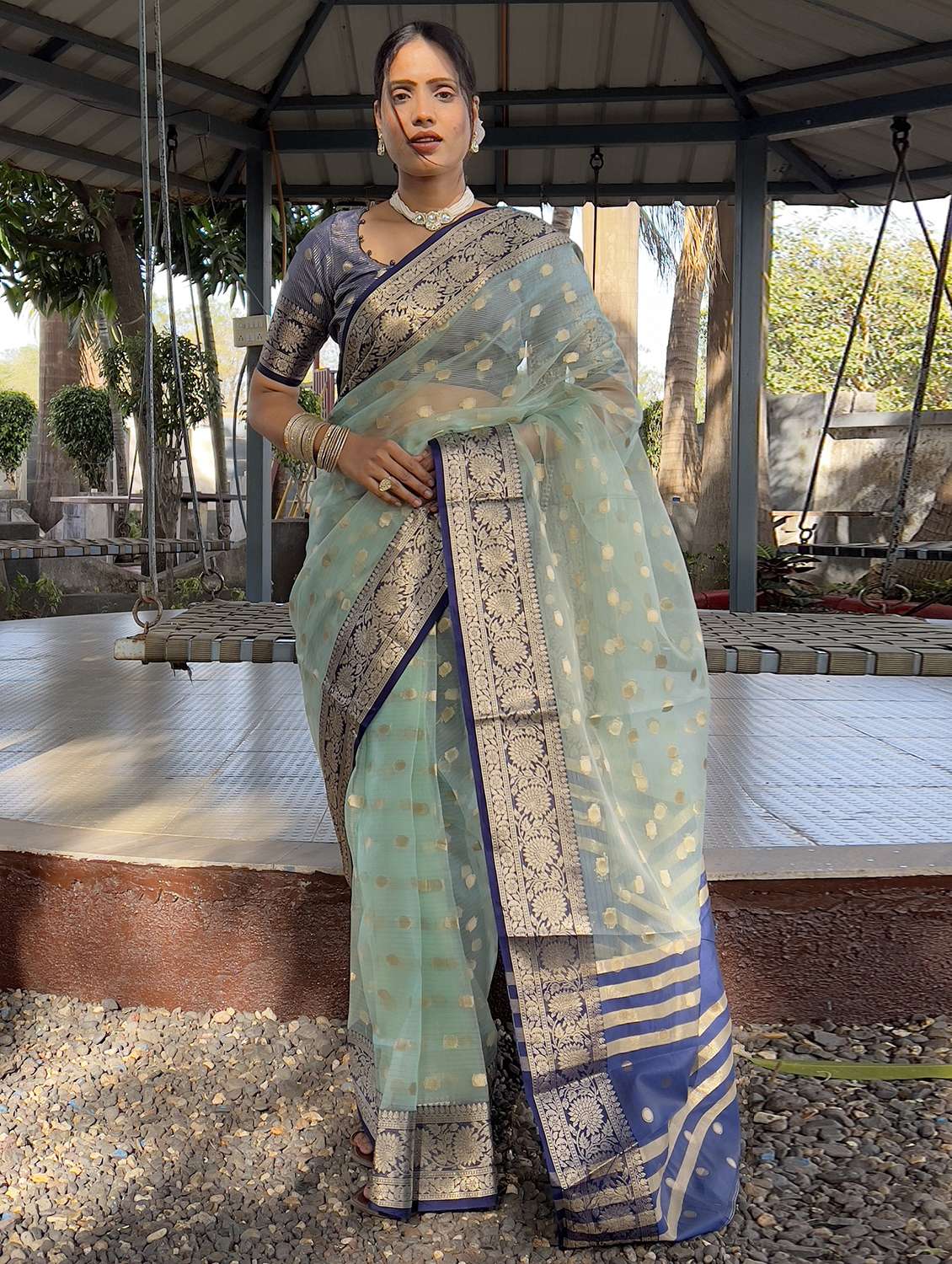 women self design bordered saree with blouse