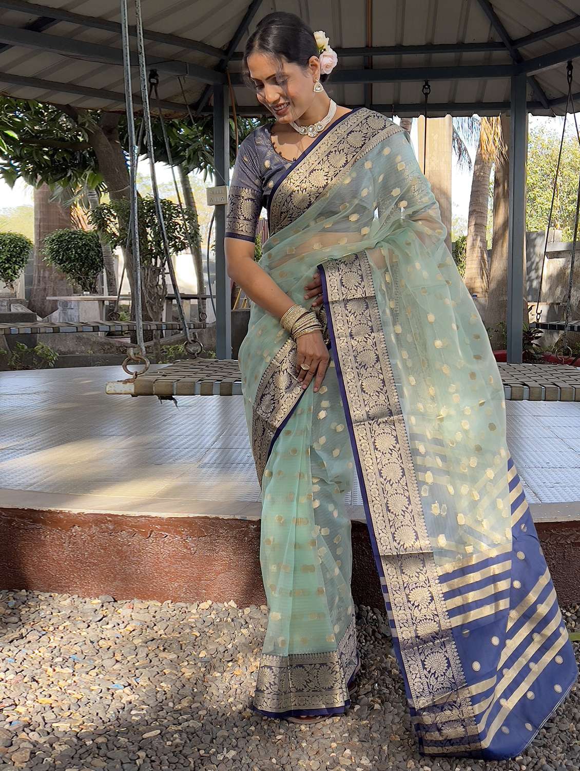 women self design bordered saree with blouse - 22041612 - Standard Image - 3
