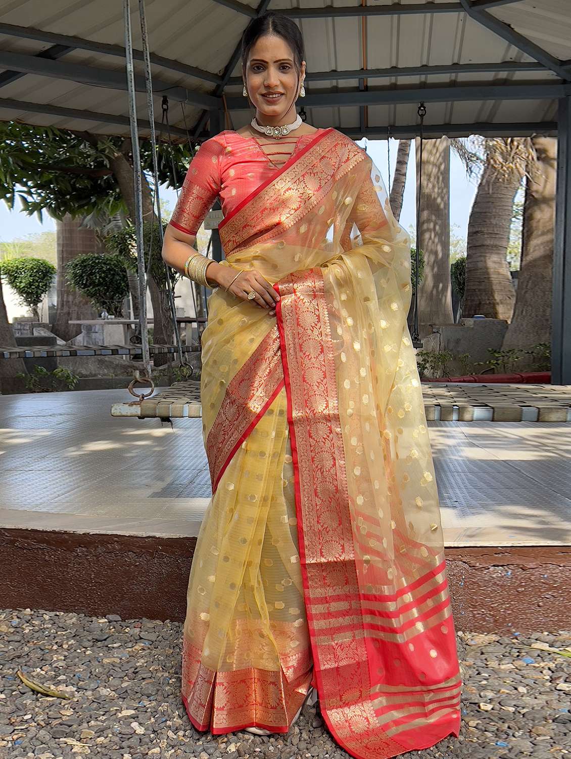 women self design bordered saree with blouse - 22041613 - Zoom Image - 0