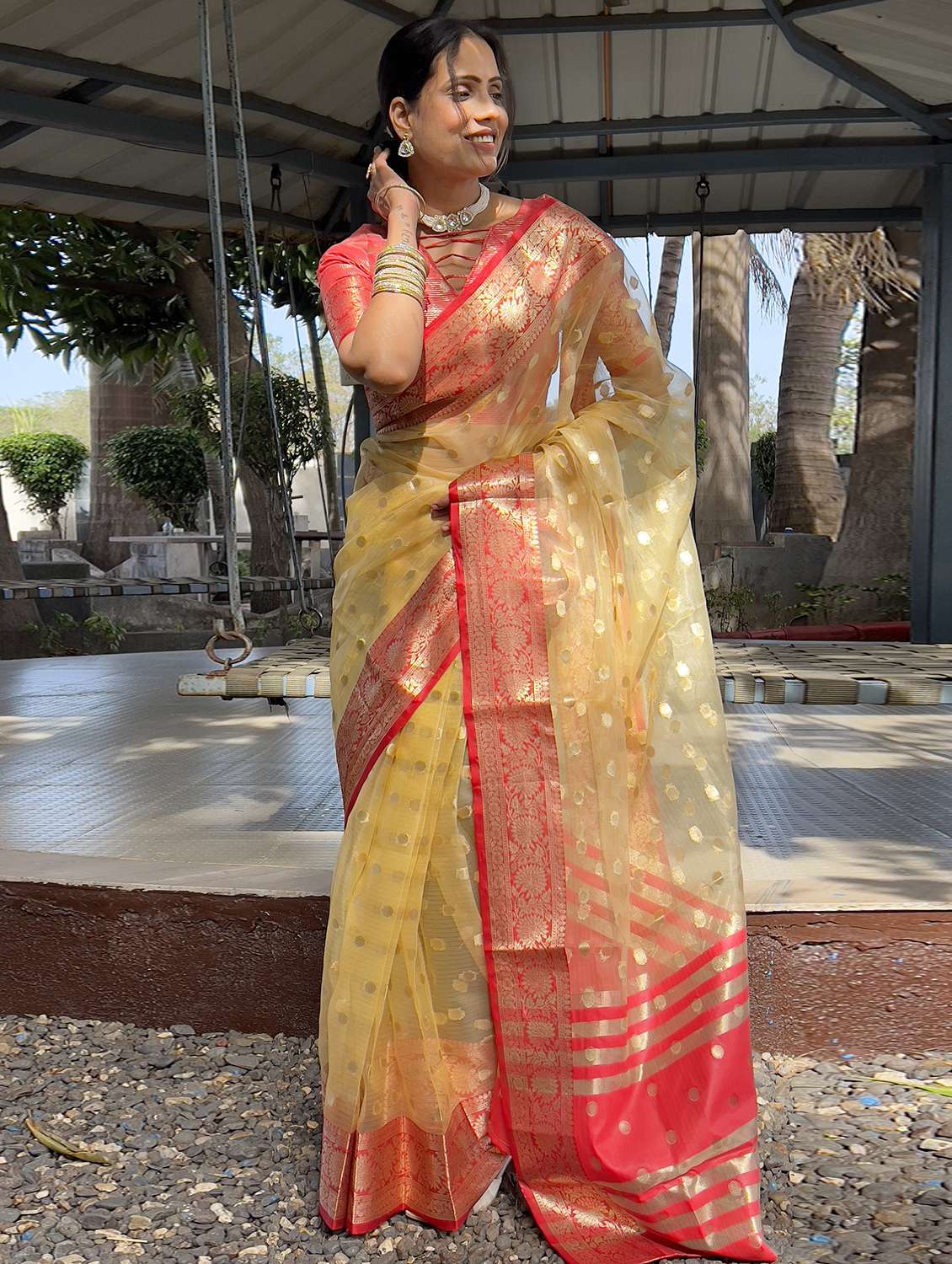 women self design bordered saree with blouse - 22041613 - Standard Image - 3