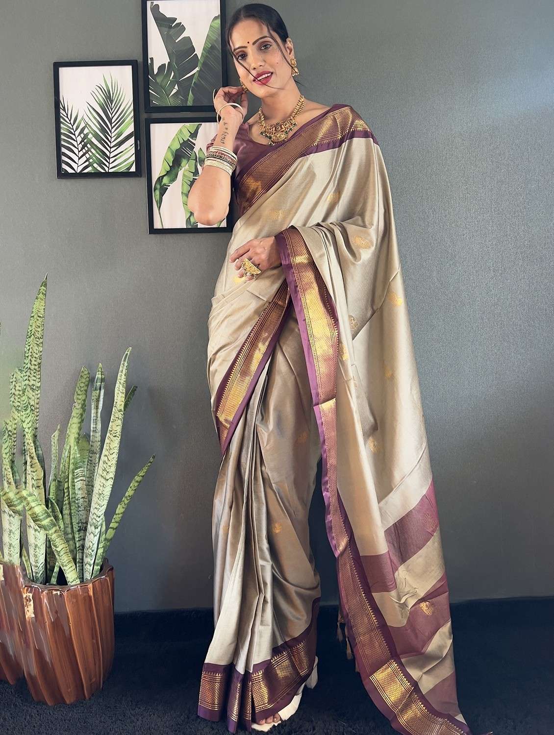 women self design bordered saree with blouse - 22041614 - Standard Image - 3