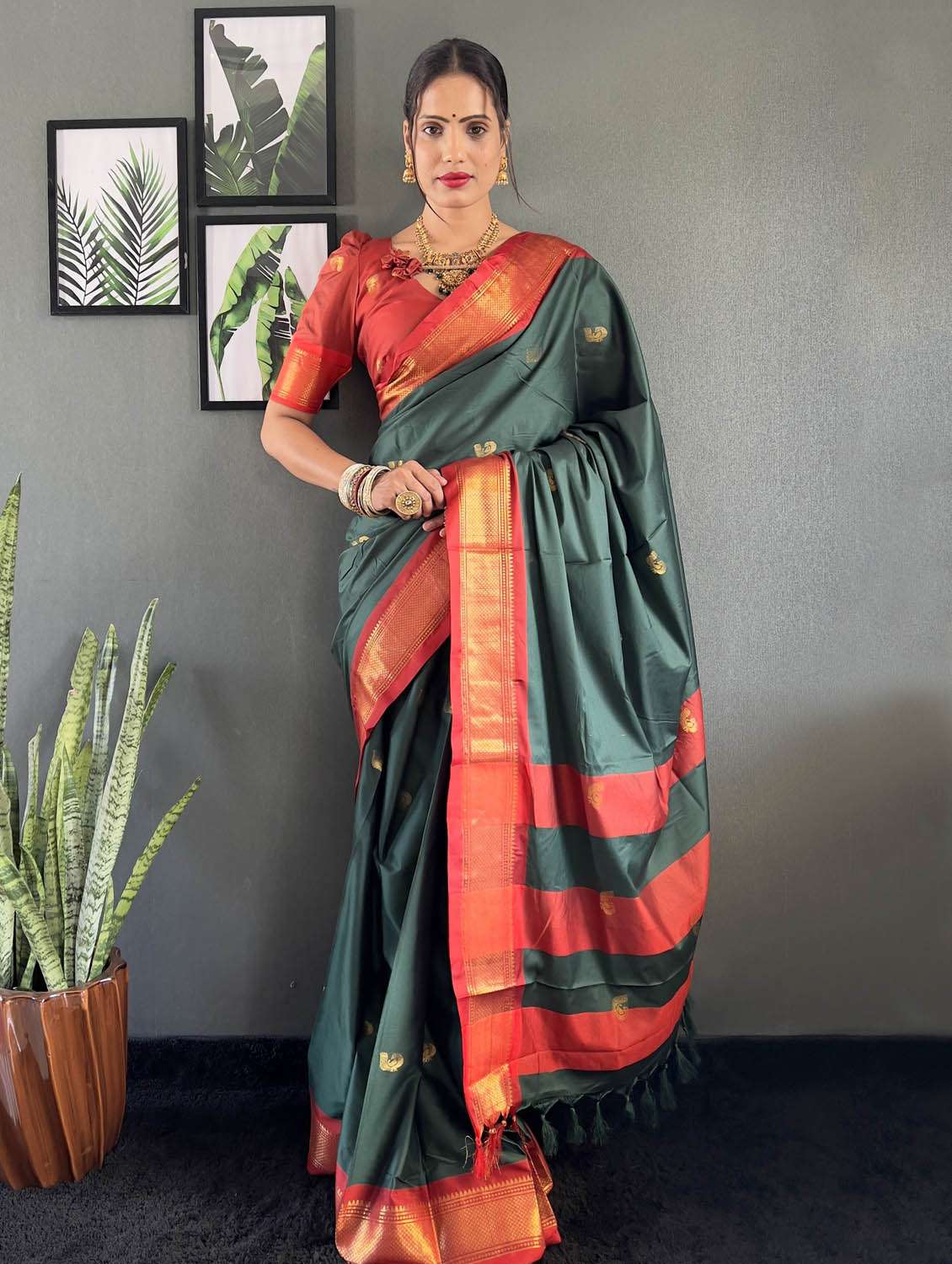women self design bordered saree with blouse