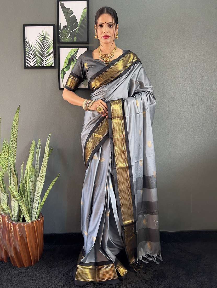 women self design bordered saree with blouse
