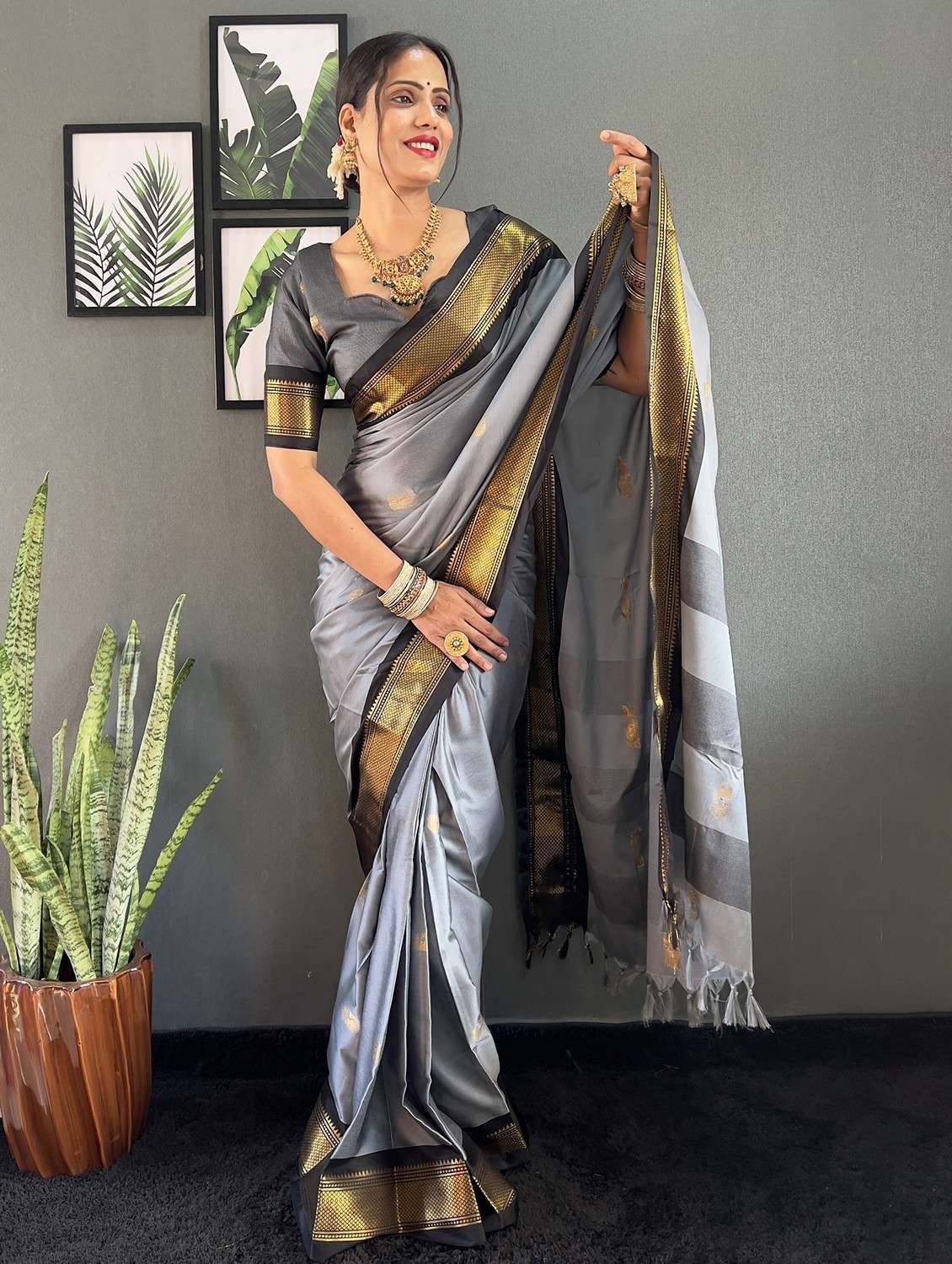 women self design bordered saree with blouse - 22041616 -  Standard Image - 3