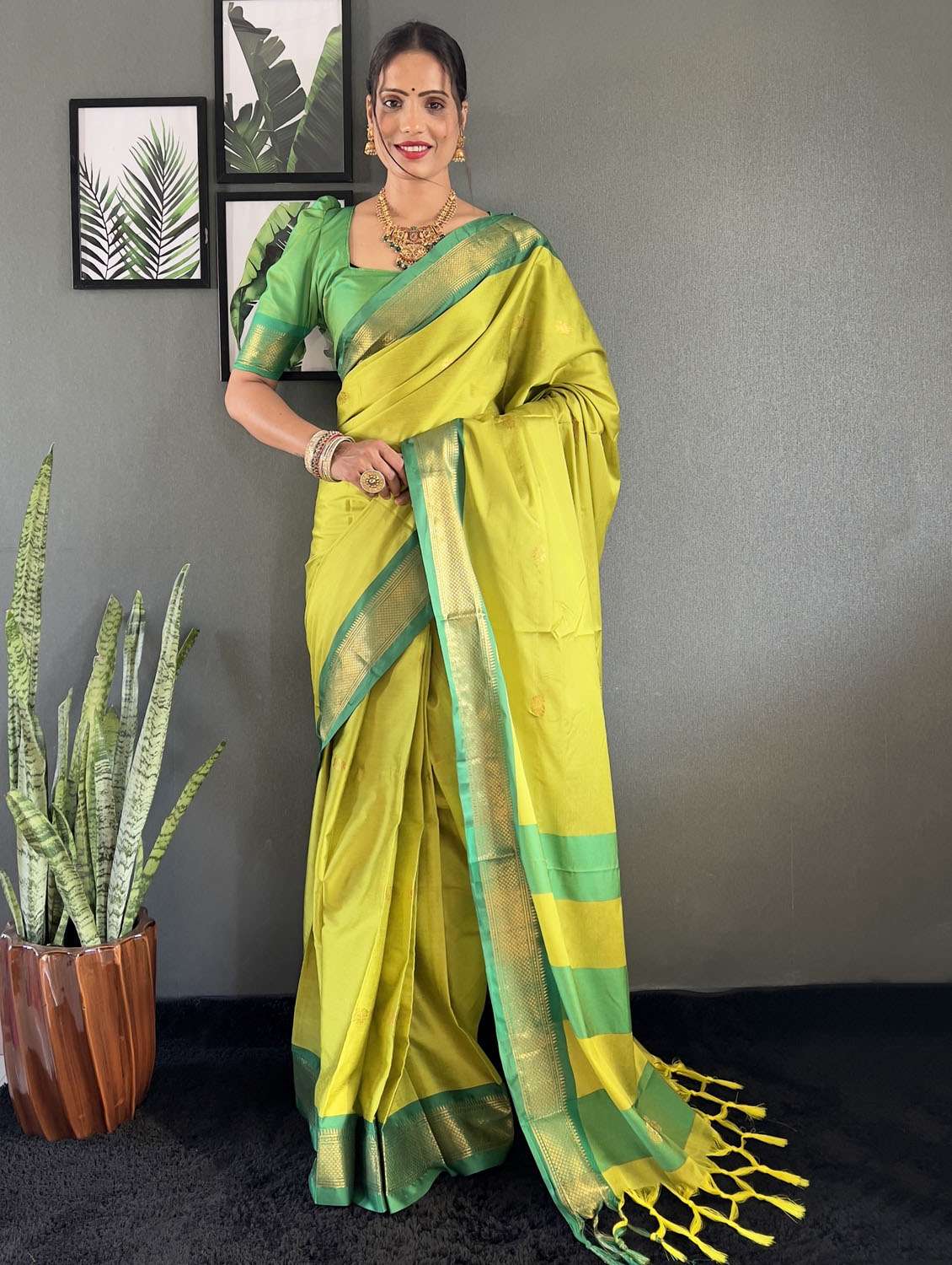 women self design bordered saree with blouse - 22041617 - Zoom Image - 0