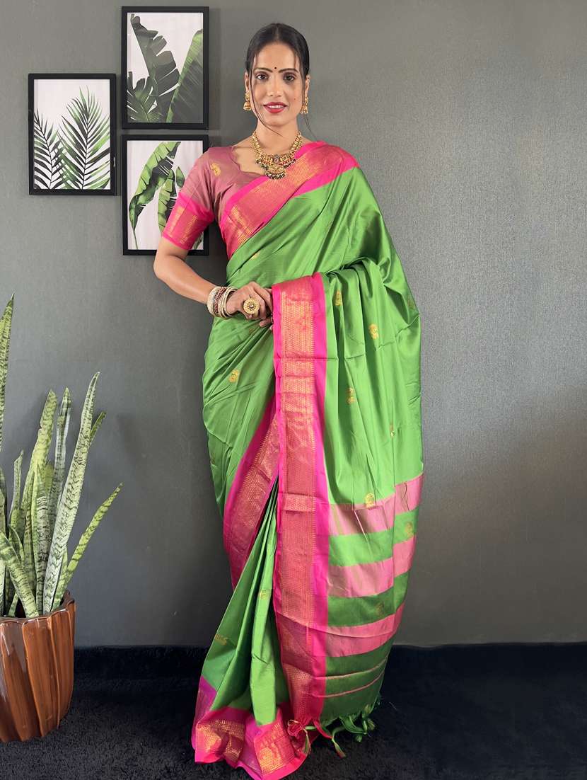 women self design bordered saree with blouse