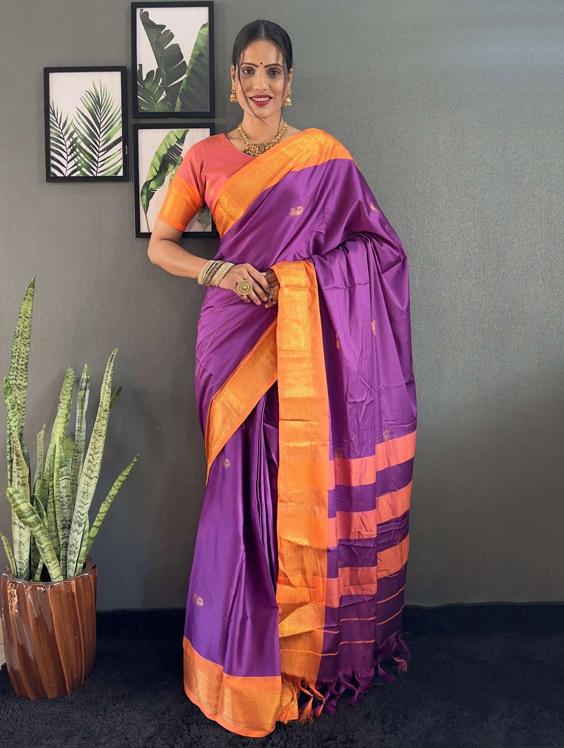 women self design bordered saree with blouse