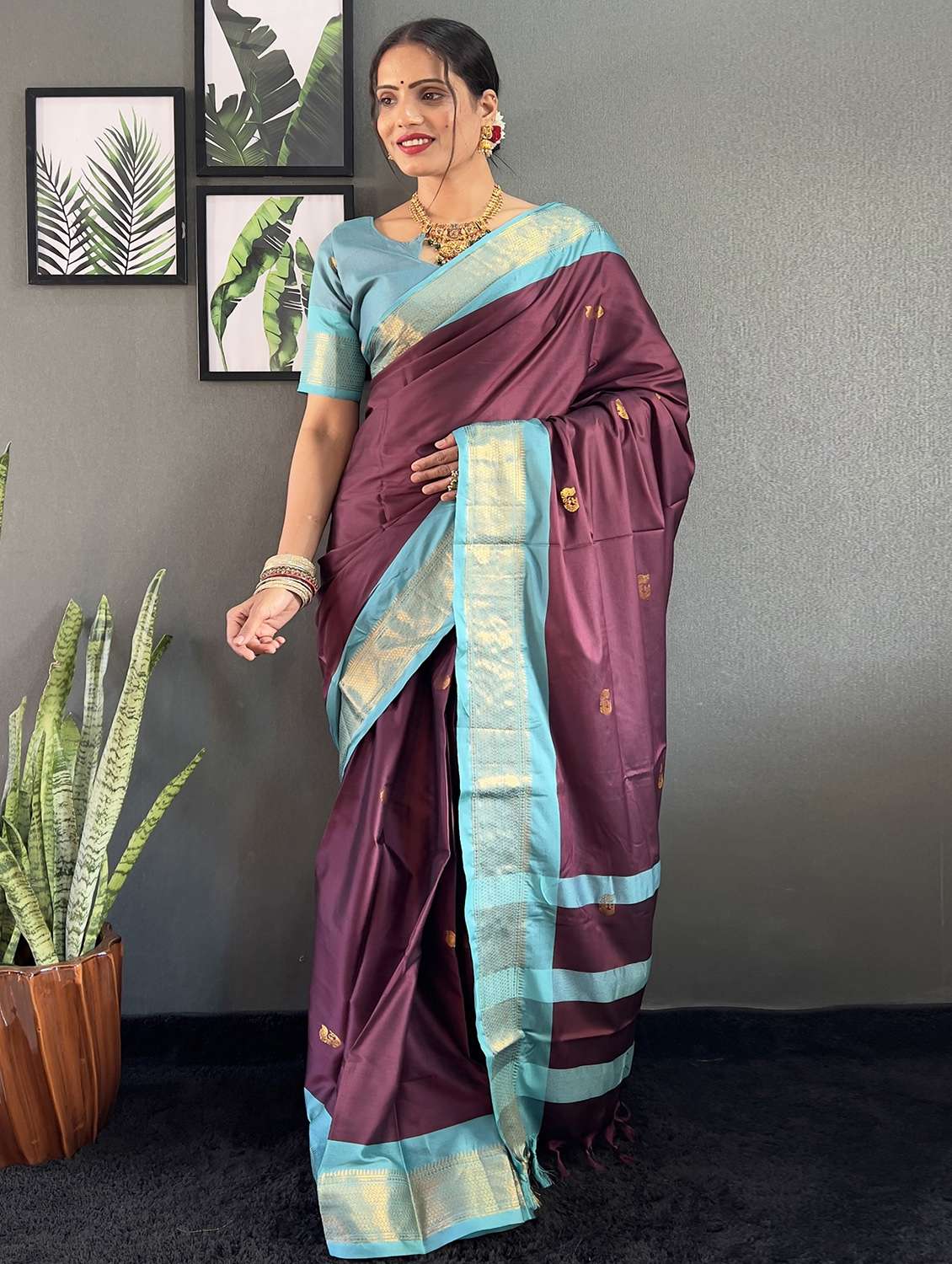 women self design bordered saree with blouse - 22041620 -  Zoom Image - 0
